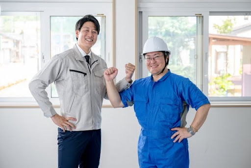 給湯器の寿命をはかる作業員